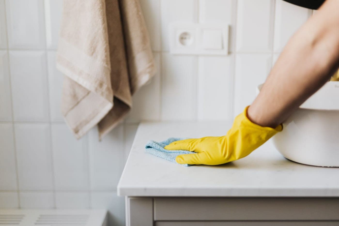 Lavabo essuyé au gant lors de l'entretien d'un logement