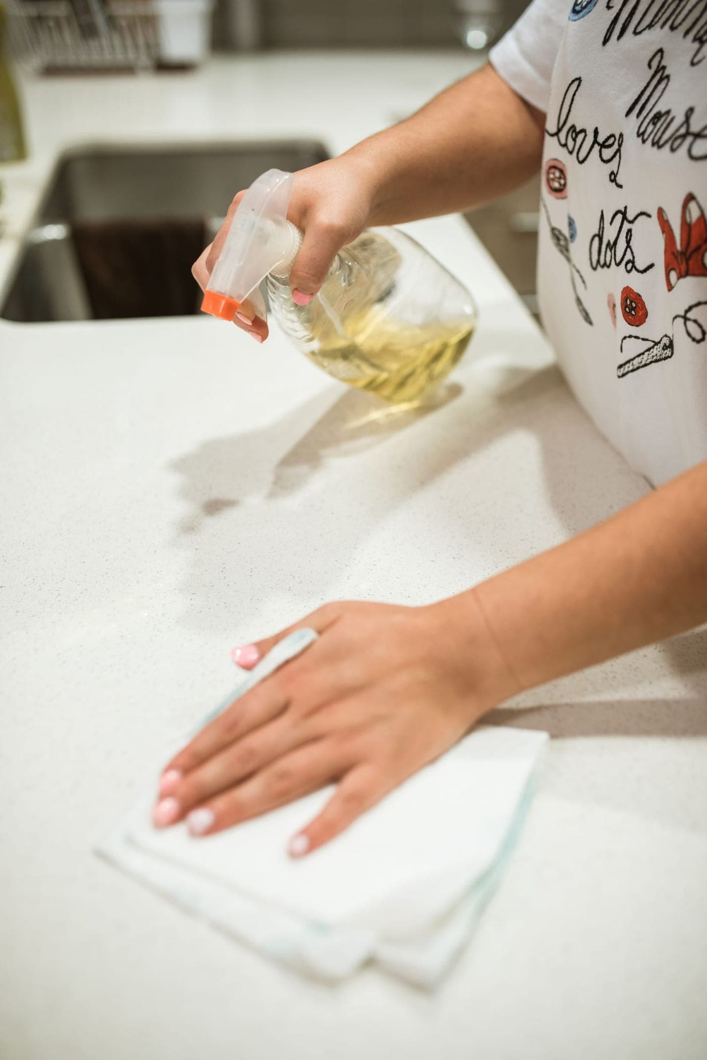 Plan de travail de cuisine nettoyé au produit