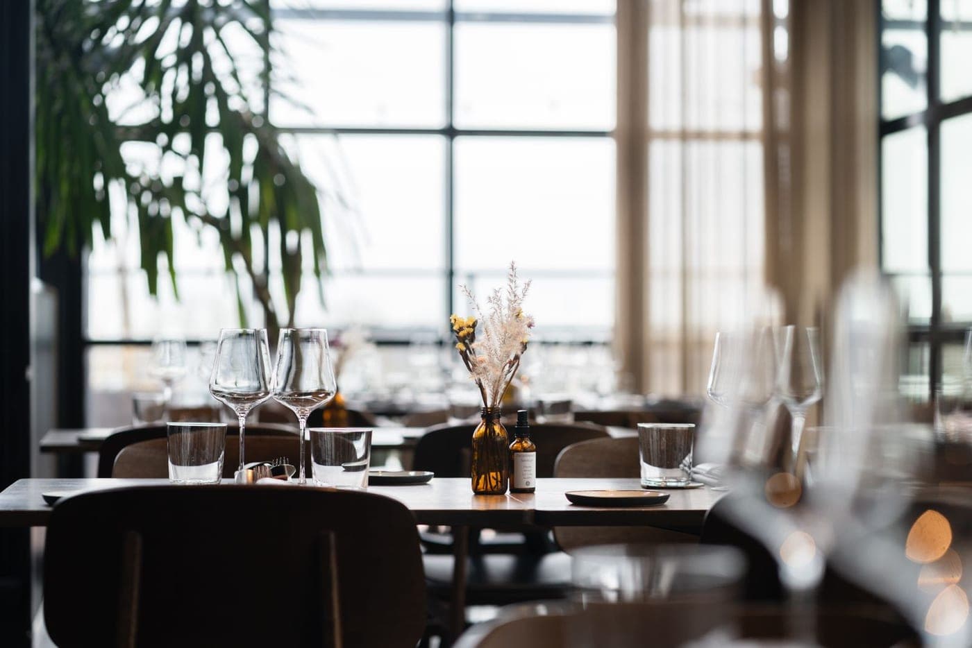Table dressée à remettre en ordre après une réception