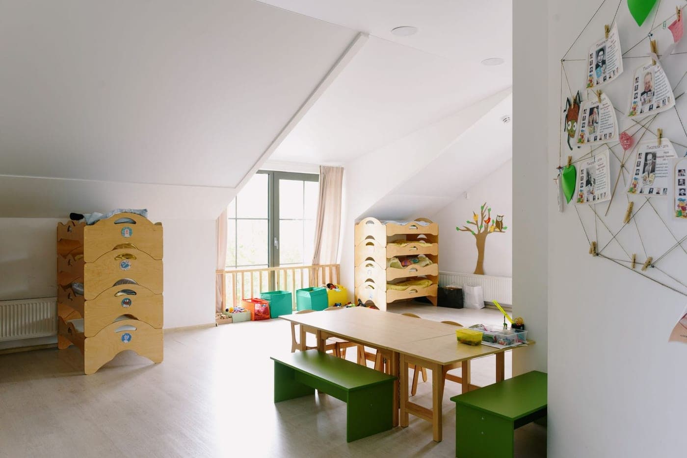 Salle d'activité de crèche rangée et nettoyée