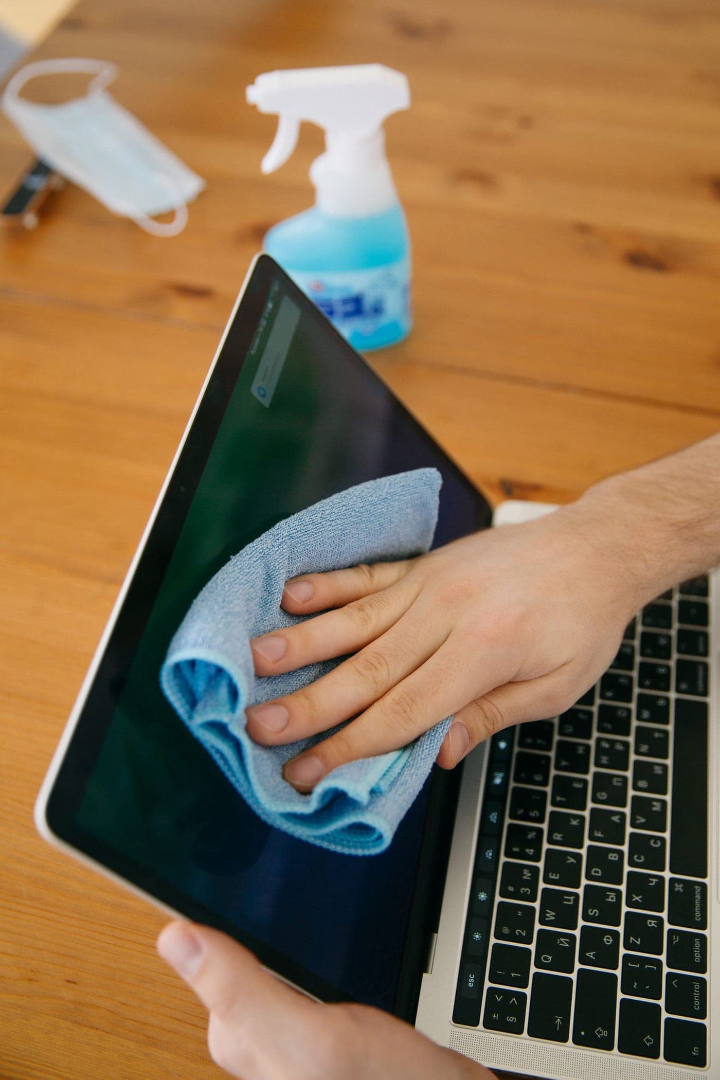 Écran d'ordinateur essuyé à la microfibre dans un bureau