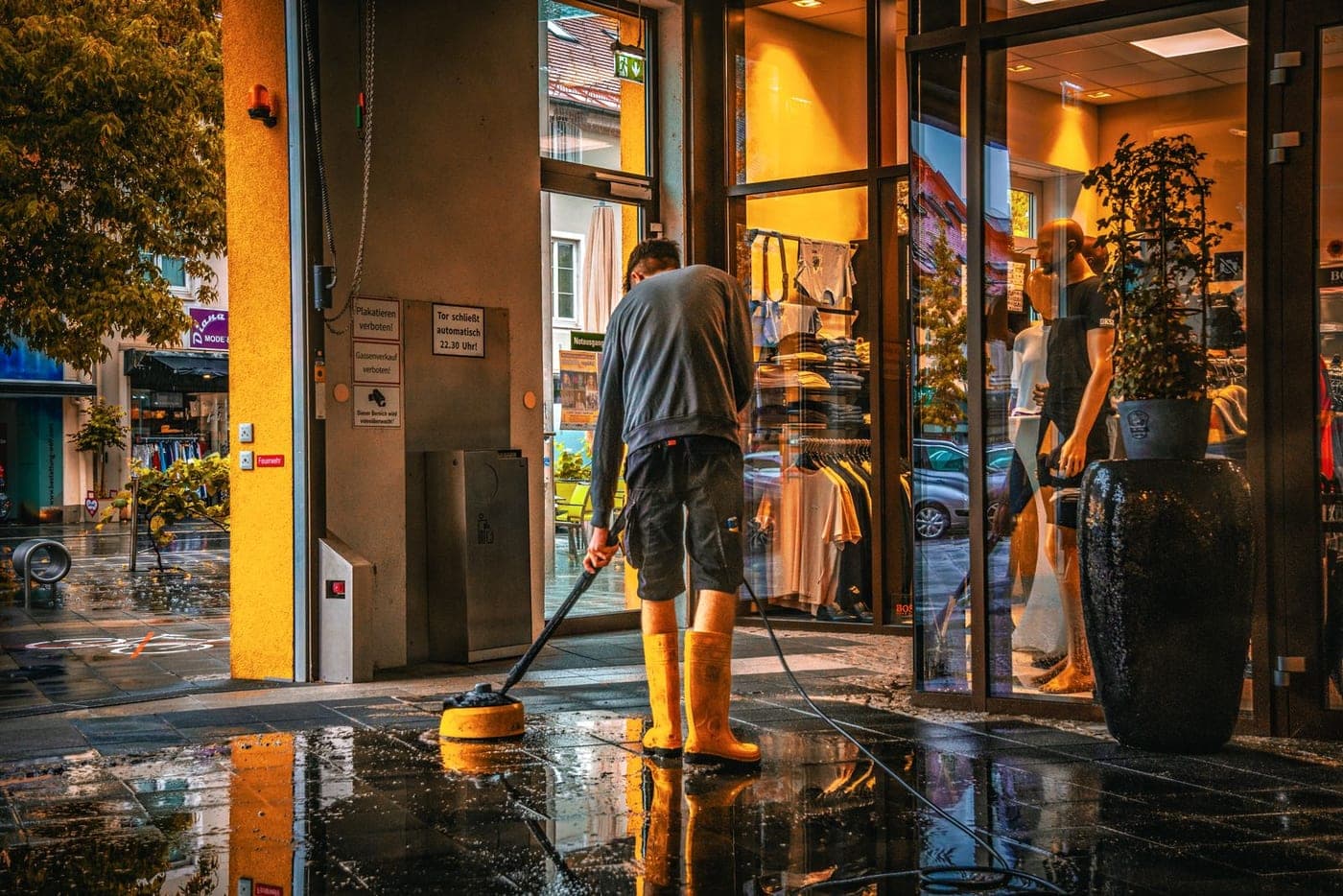 Nettoyage du sol à l'entrée d'un commerce
