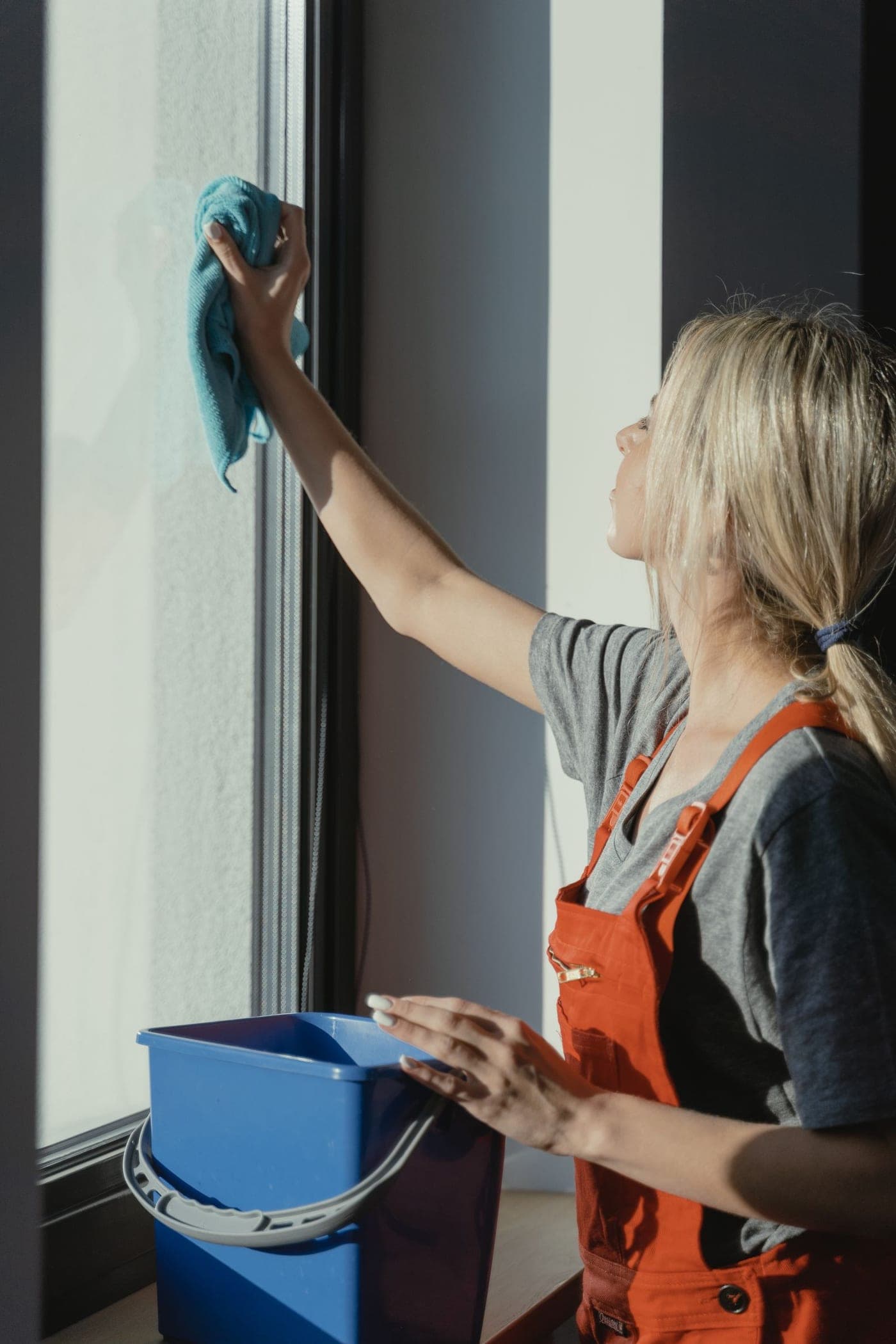 Vitre lavée en tenue de travail, encadrement compris