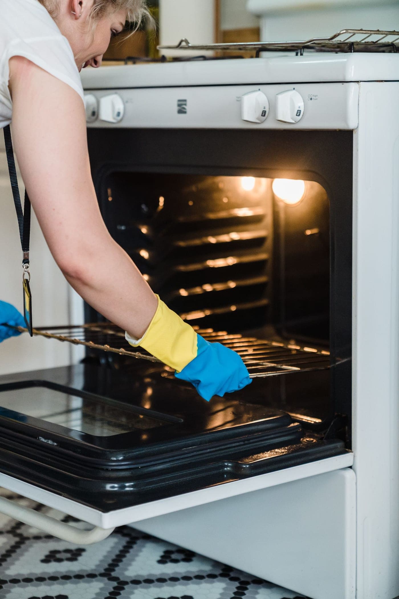 Nettoyage de l'intérieur d'un four avec des gants