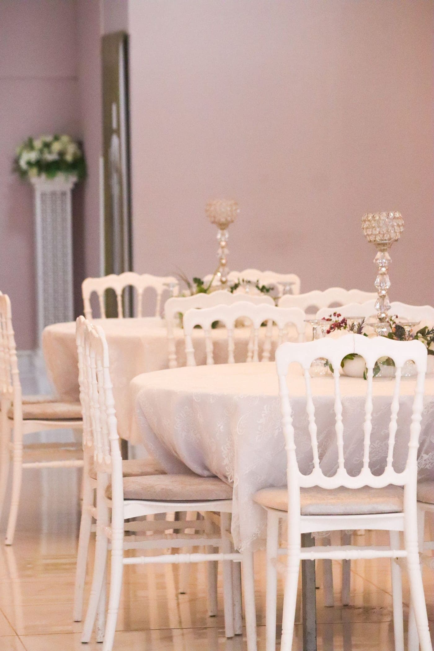 Salle de réception dressée avant un événement