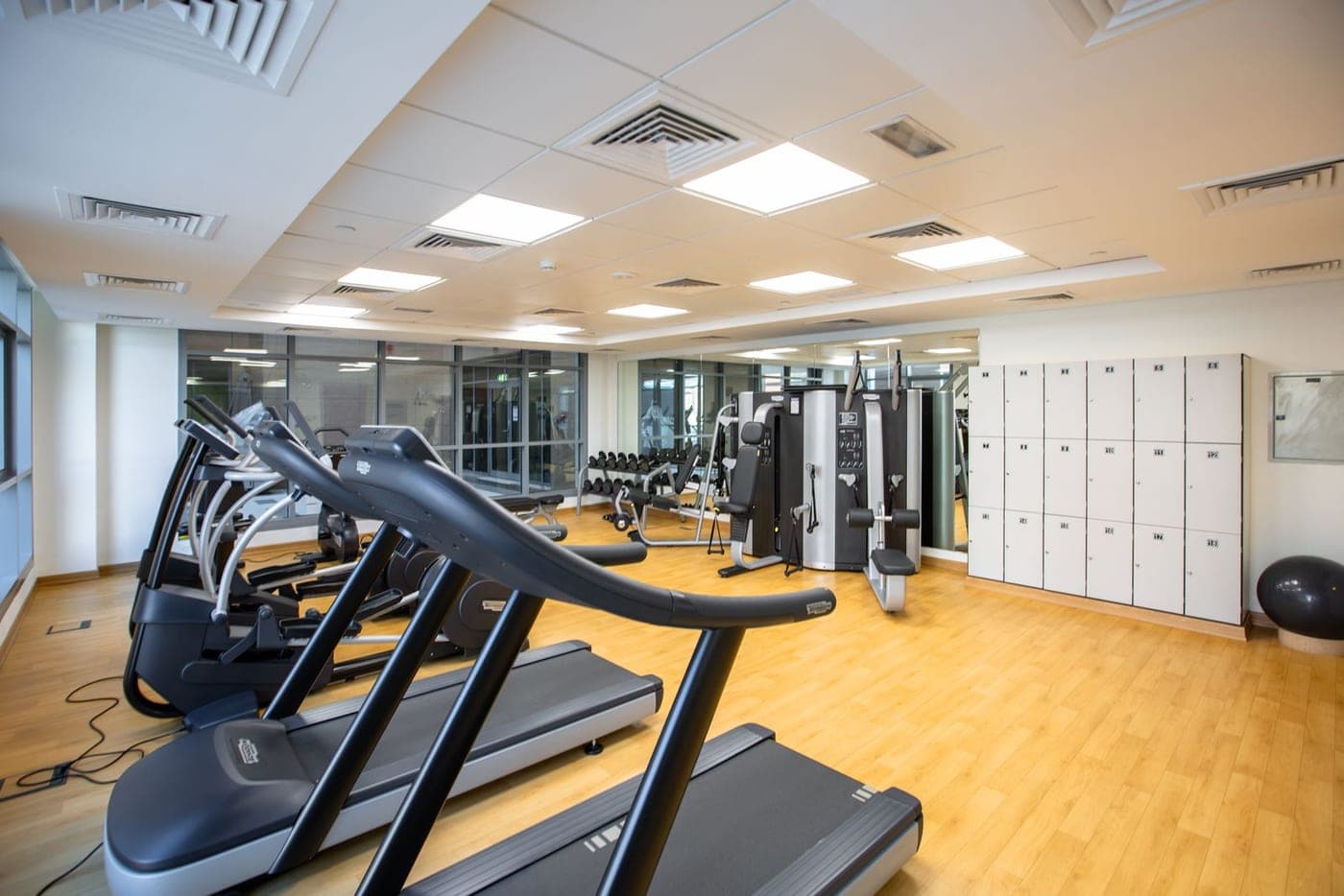 Plateau de machines et vestiaires d'une salle de sport