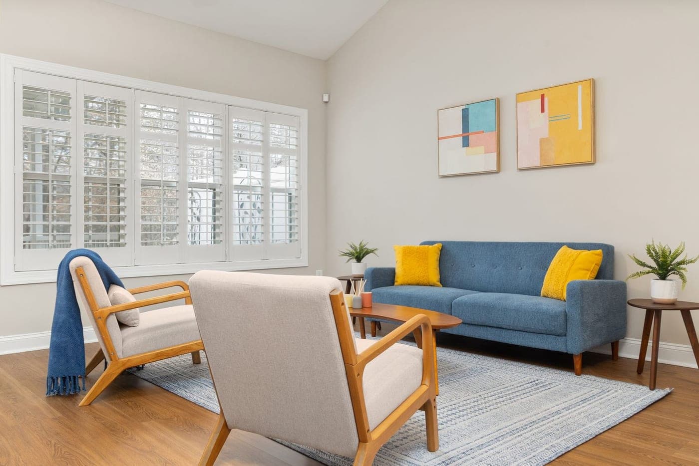 Séjour clair d'un appartement de l'est lyonnais