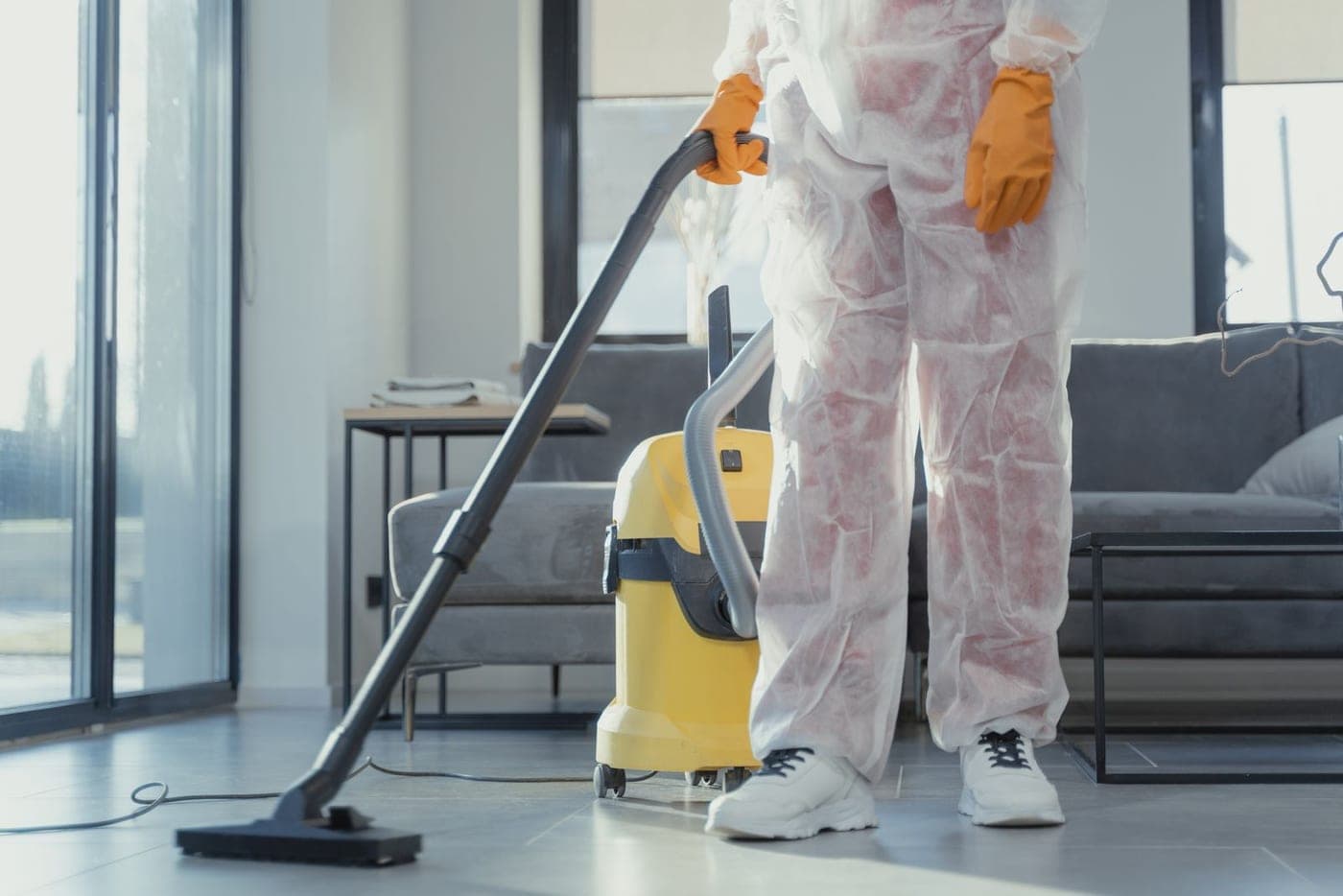 Nettoyage renforcé d'un séjour à l'aspirateur professionnel