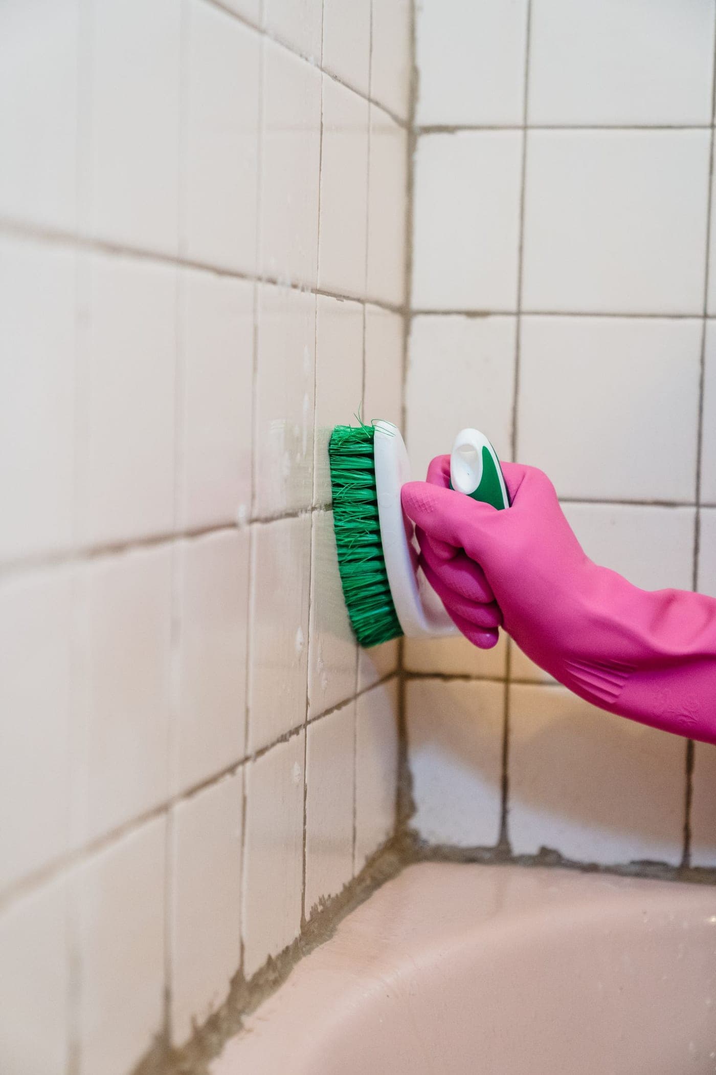 Brossage des joints d'un carrelage de salle de bains