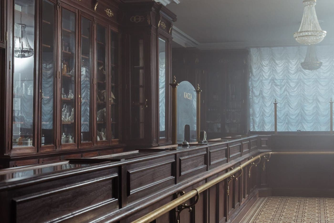 Intérieur d'officine avec ses boiseries et son comptoir