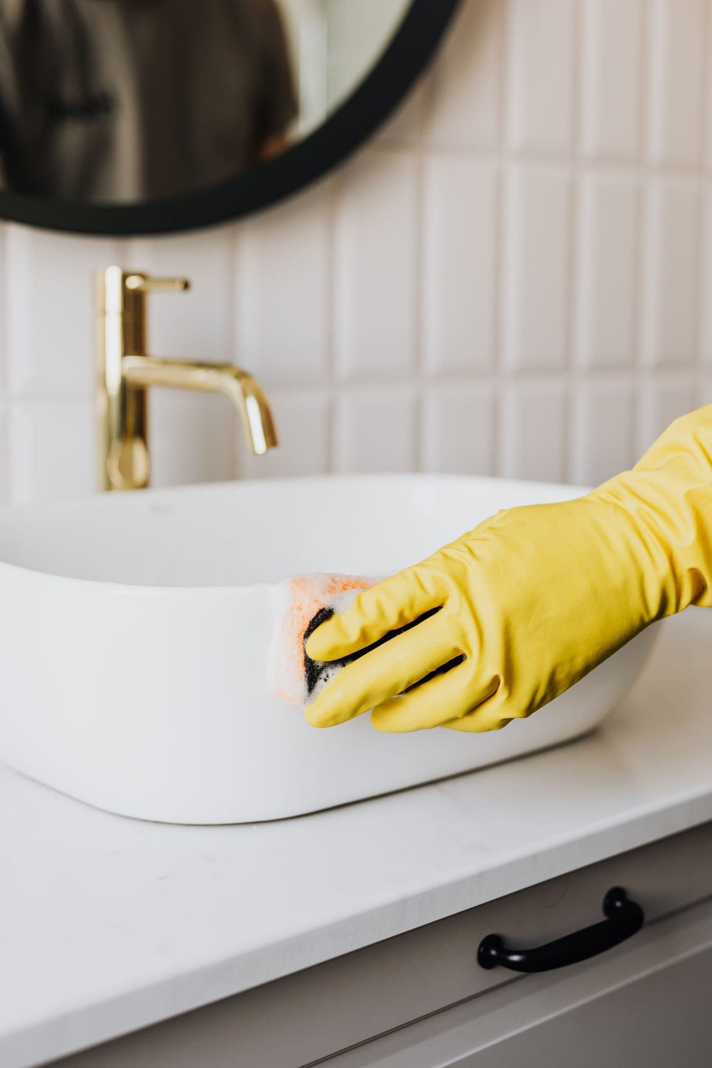 Lavabo et robinetterie détartrés lors d'un passage sanitaire