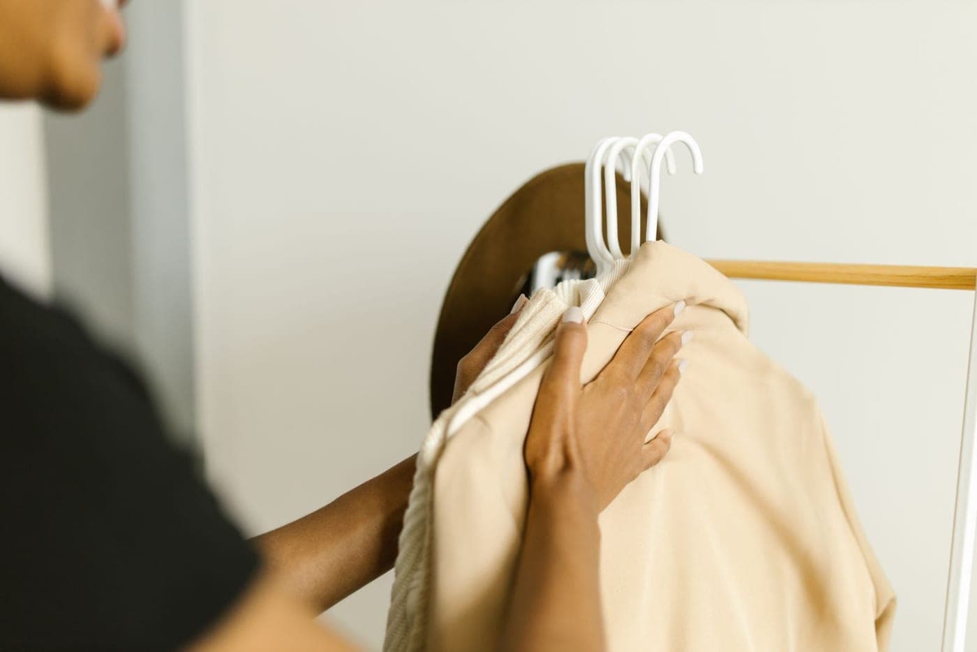 Vêtements remis en ordre sur cintres dans un dressing